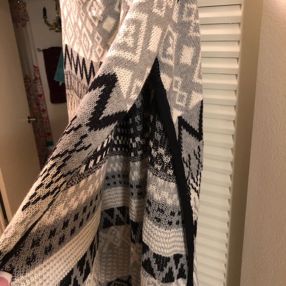 Signature Studio Aztec Print Poncho - Picture 5 of 5